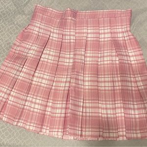 Pink and white plaid skirt, never worn before, Size Large.